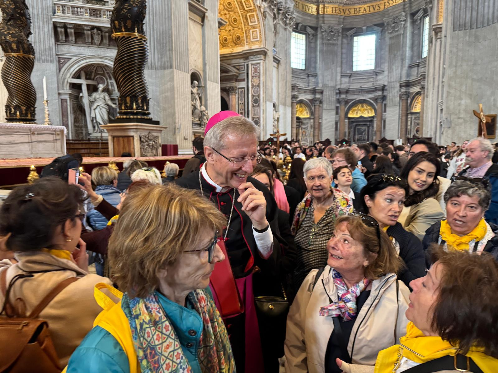 Il Vescovo Alain tra i pellegrini ticinesi nella basilica di San Pietro a Roma.