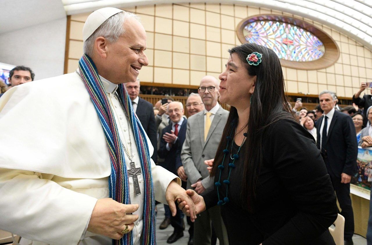 Il Papa con una chalina peruviana, donata da una giornalista del Per&ugrave;