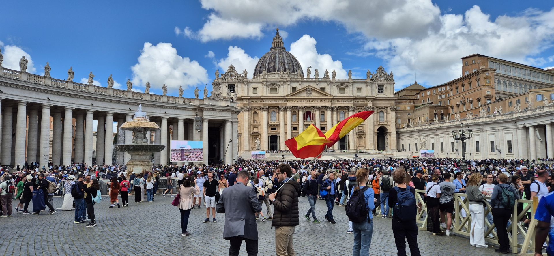 La piazza si riempie in attesa della prima fumata dell'8 maggio