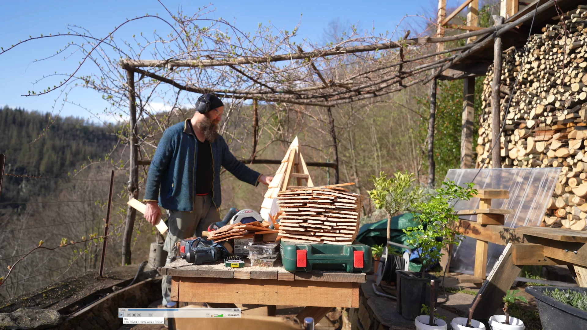 Don Schwarz al lavoro nel rifugio sulle alpi del Piemonte dove risiede